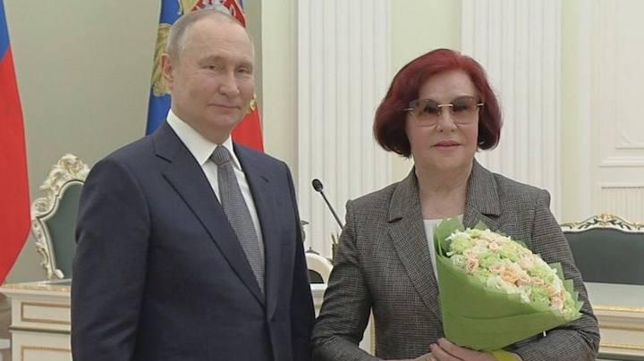 Владимир Путин наградил руководителя ансамбля танца &quot;Радость&quot; премией Президента в области литературы и искусства